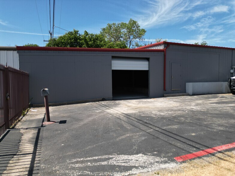 More Photos Of 3541 Alta Mere Dr, Fort Worth Freestanding For Lease