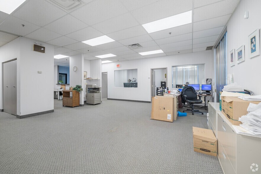 More Photos Of 81 Boul Brunswick, Dollard-des-Ormeaux Warehouse For Lease
