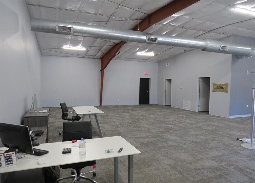 More Photos Of 1703 Candletree Dr, Peoria Warehouse For Lease