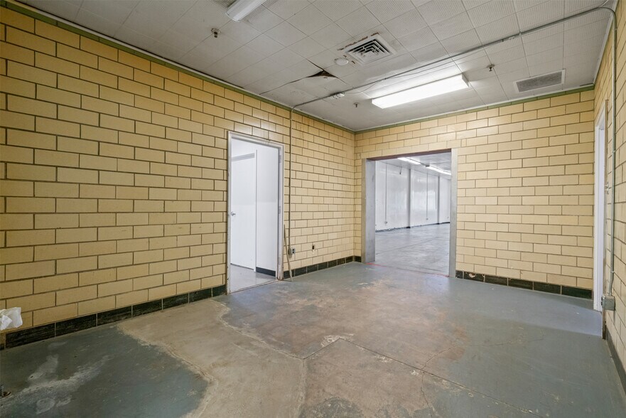 More Photos Of 1825 Boulevard of the Allies, Pittsburgh Showroom For Lease