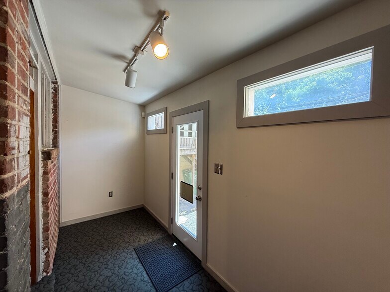 More Photos Of 3447 W Cary St, Richmond Office For Lease