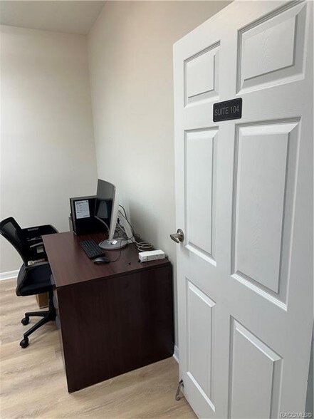More Photos Of 957 S Lois Ter, Inverness Loft Creative Space For Lease