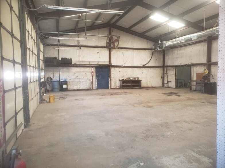More Photos Of 700 S Stemmons Fwy, Sanger Flex For Lease
