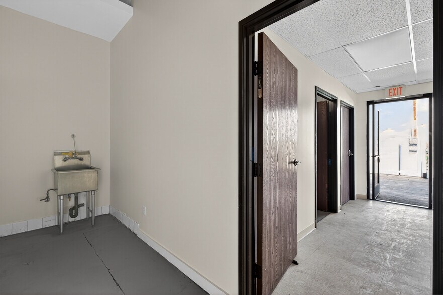 More Photos Of 8116-8144 Deering Ave, Canoga Park Warehouse For Lease