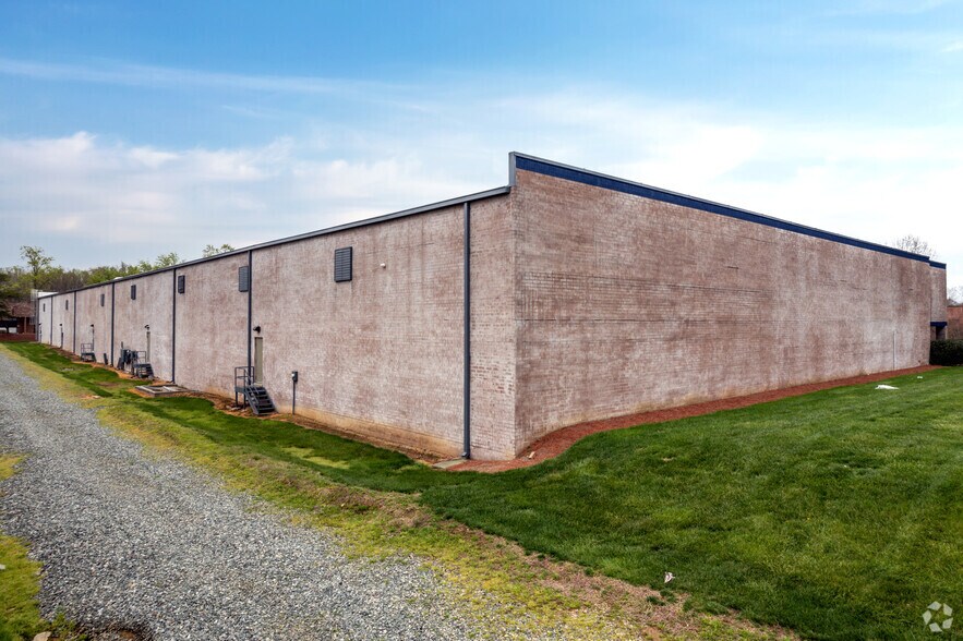 More Photos Of 3401 Woodpark Blvd, Charlotte Warehouse For Lease