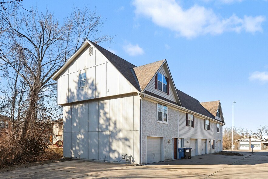 More Photos Of 209 SW Pryor Rd, Lee's Summit Multifamily For Sale