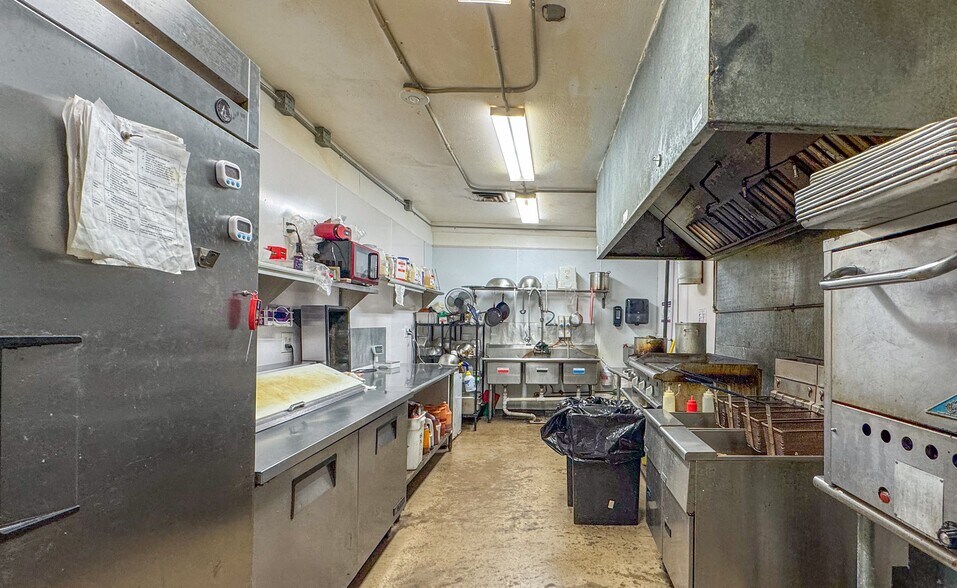 More Photos Of 1211 W Hickory St, Denton Bar For Lease