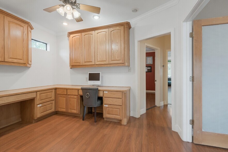More Photos Of 1715 S 1st St, Austin Office For Sale