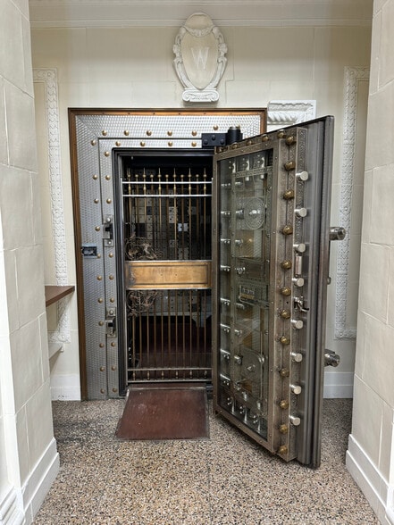 More Photos Of 305-307 E Main St, Front Royal Office For Sale