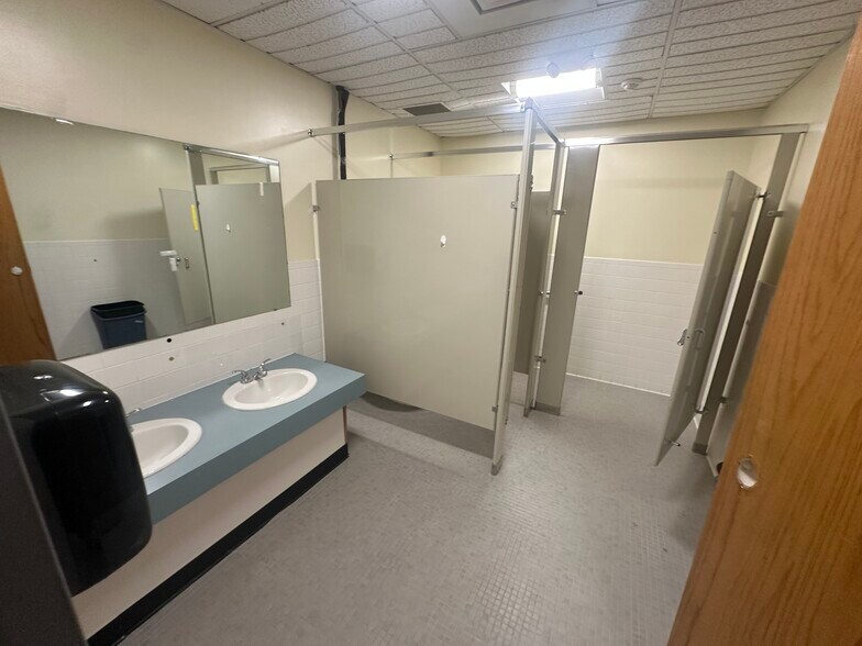 More Photos Of 10 Commerce Dr, Columbia Office For Sale