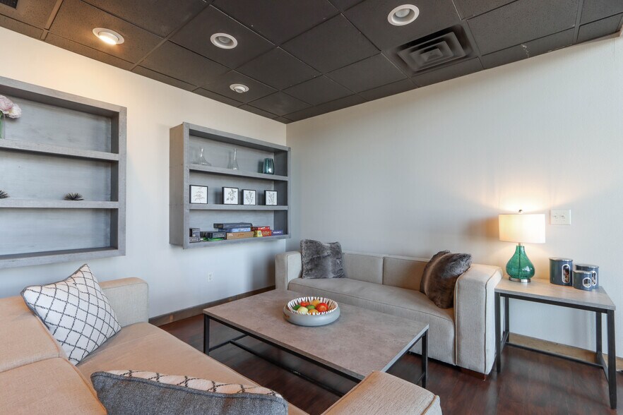 More Photos Of 1740 Park Ave, Plover Storefront Retail Office For Lease