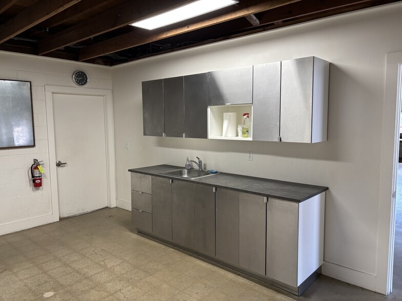 More Photos Of 2350 Alvarado St, San Leandro Warehouse For Lease