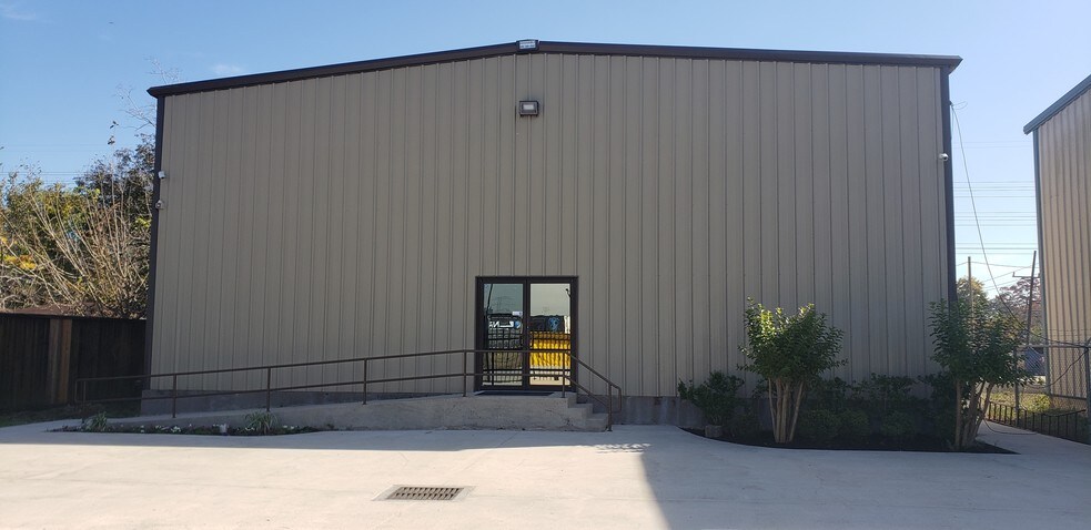More Photos Of 15106 Chaplin St, Houston Warehouse For Lease