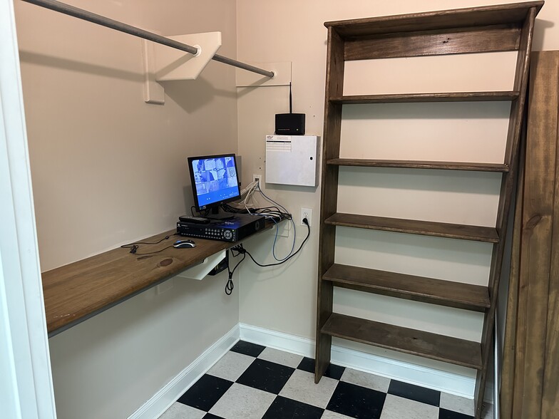 More Photos Of 1811 Alpine Dr, Clarksville Light Manufacturing For Lease