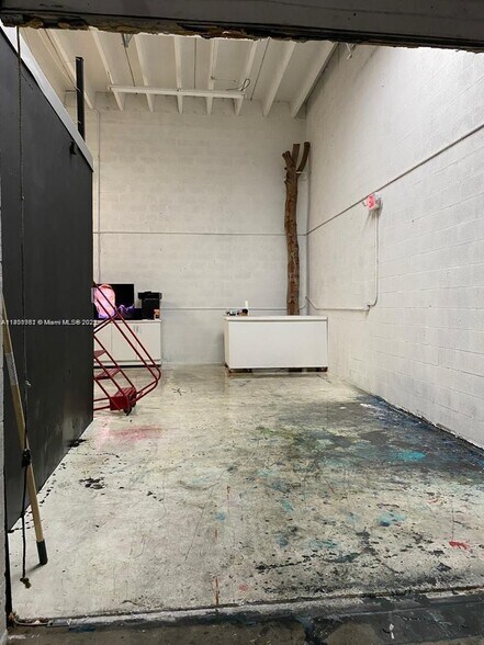 More Photos Of 8335-8349 NW 64th St, Miami Light Distribution For Sale