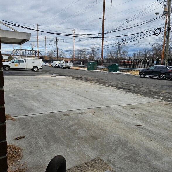 More Photos Of 1015 Pennsylvania Ave, Linden Manufacturing For Sale