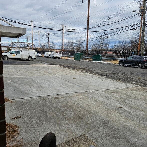 More Photos Of 1015 Pennsylvania Ave, Linden Manufacturing For Sale