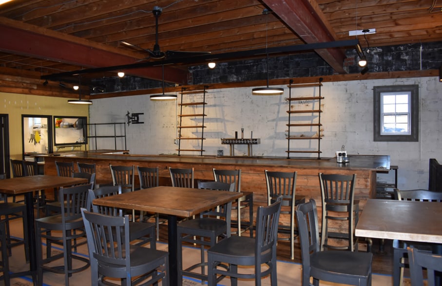 More Photos Of 208 N College Ave, Newton Bar For Sale