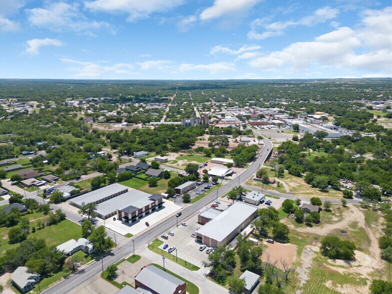 More Photos Of 1009 E 4th St, Lampasas Storefront For Lease