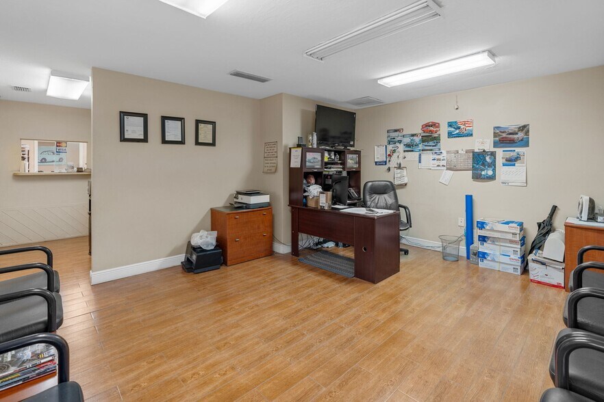 More Photos Of 2559 Fowler St, Fort Myers Unknown For Lease