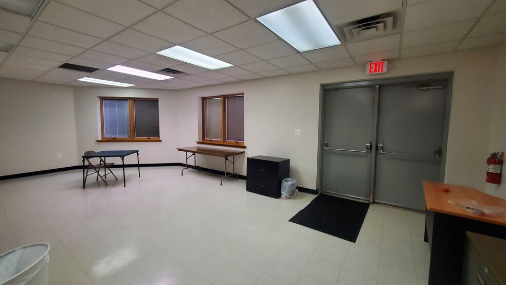 More Photos Of 555 Hospital Dr, Warrenton Office For Sale