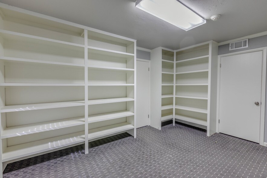 More Photos Of 1035 S Berry Rd, Norman Office For Sale