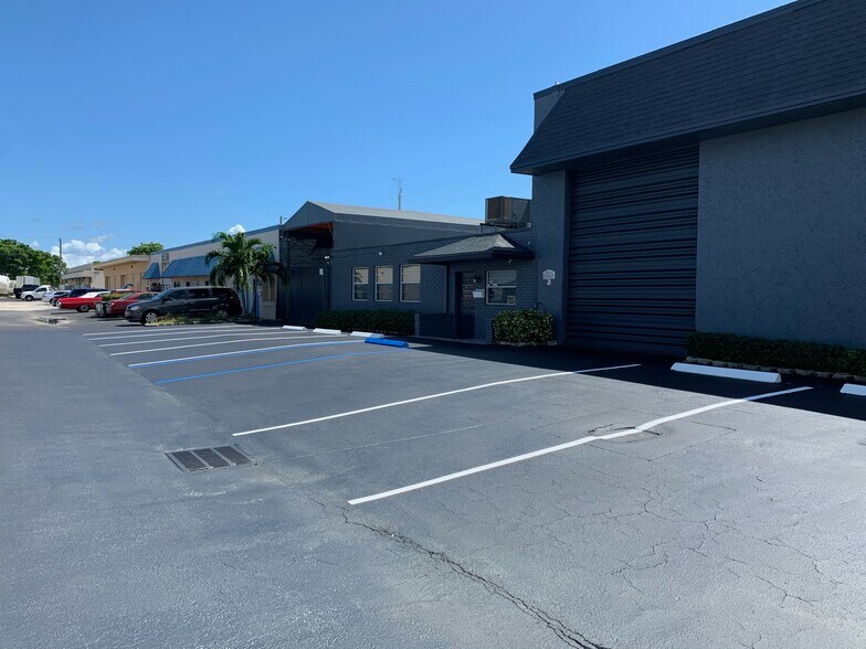 More Photos Of 560 NE 26th Ct, Pompano Beach Warehouse For Lease