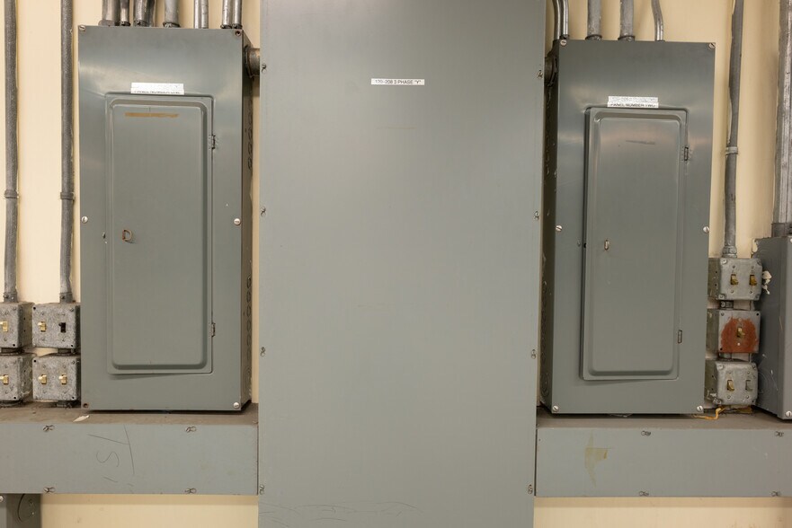 More Photos Of 970 NE 21st Ct, Oak Harbor Manufacturing For Lease