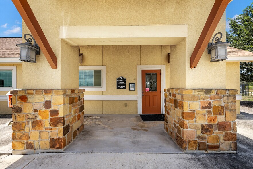 More Photos Of 140 Paloma Dr, Floresville Office For Sale