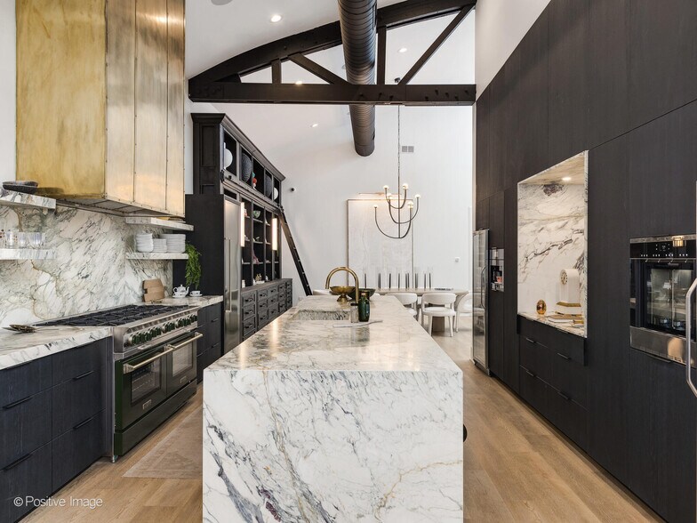 More Photos Of 2733 N Pulaski Rd, Chicago Showroom For Sale