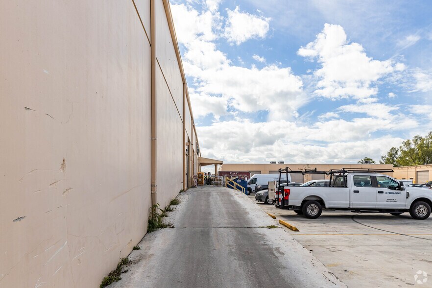 More Photos Of 4726 NW 2nd Ave, Boca Raton Warehouse For Lease