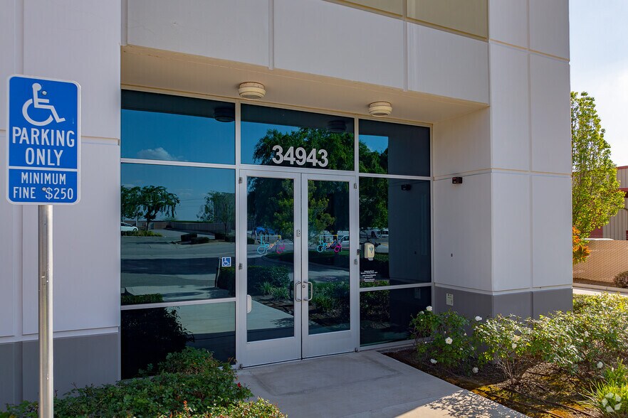 More Photos Of 34943-34947 Flyover Ct, Bakersfield Warehouse For Lease