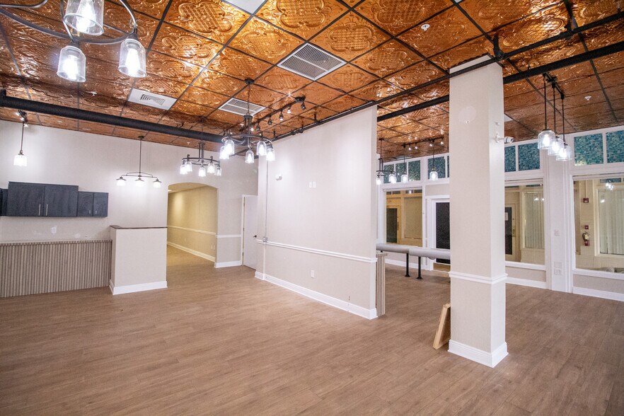 More Photos Of 121 E Marion Ave, Punta Gorda Storefront Retail Office For Sale