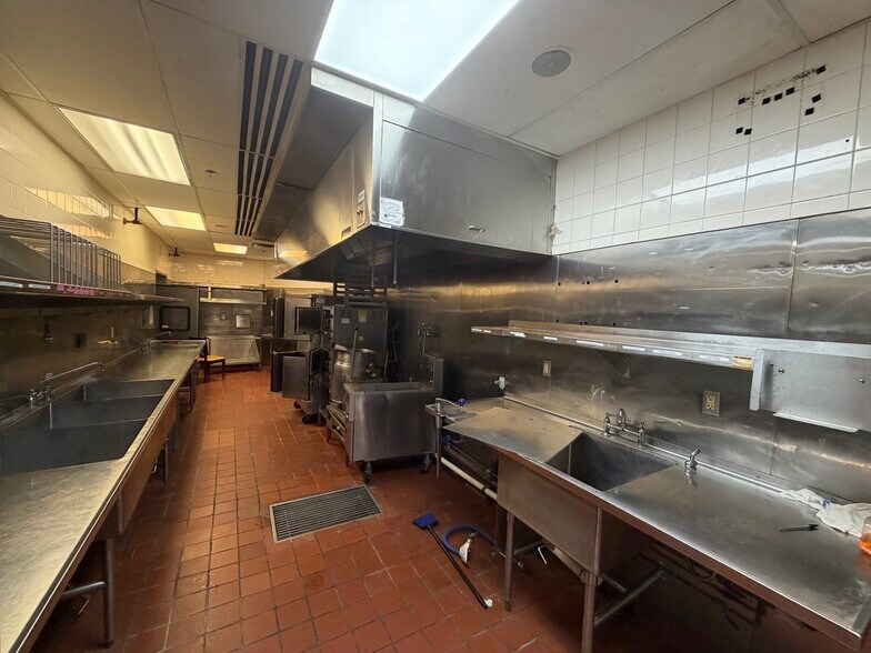 More Photos Of 6100 Robinson Center Dr, Pittsburgh Restaurant For Lease