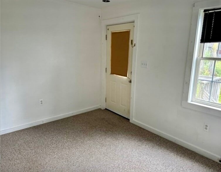 More Photos Of 44 Ellsworth St, Worcester Light Distribution For Sale