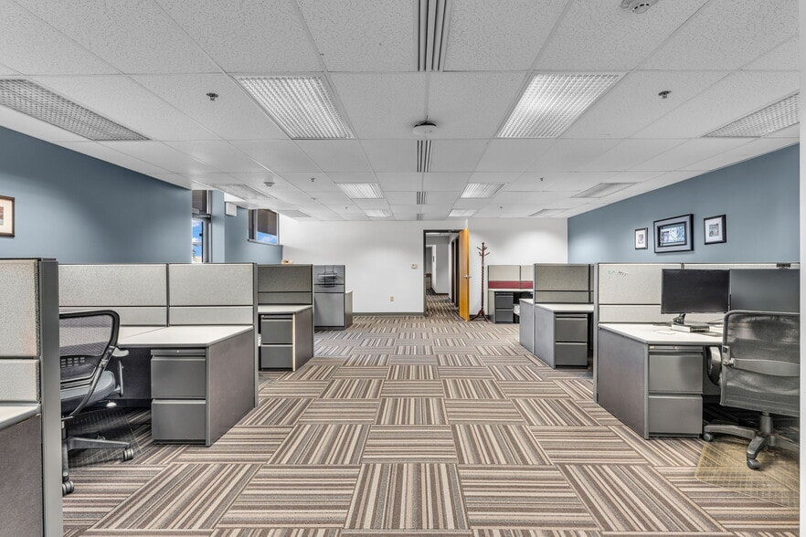 More Photos Of 400 SE Jefferson St, Topeka Flex For Sale