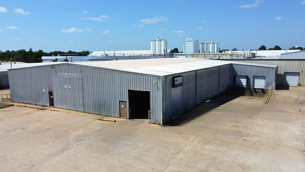 Primary Photo Of 1201 E Lake Francis Dr, Siloam Springs Warehouse For Lease