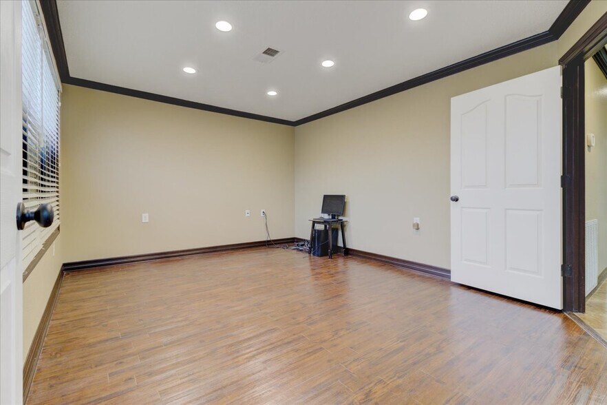 More Photos Of 21232 Ih 10, Vidor Warehouse For Lease