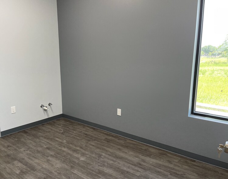 More Photos Of 2414 Marsh Ln, Carrollton Office For Lease
