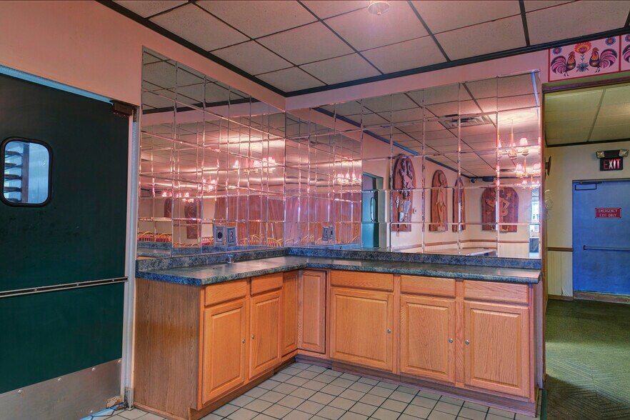 More Photos Of 1744 Biddle Ave, Wyandotte General Retail For Sale