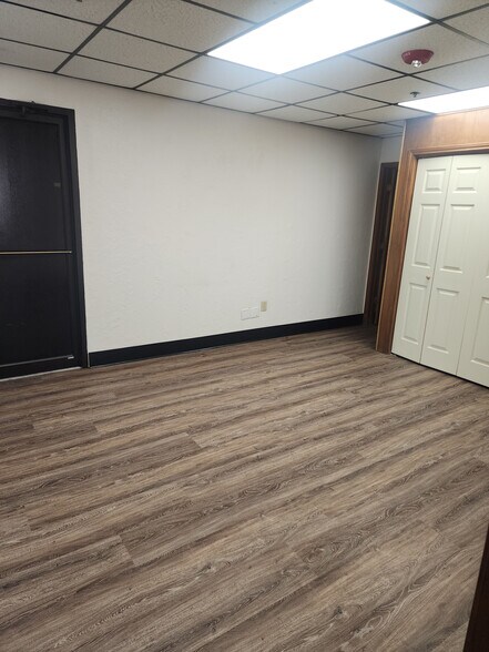 More Photos Of 810-812 SE 3rd St, Lawton Light Manufacturing For Sale