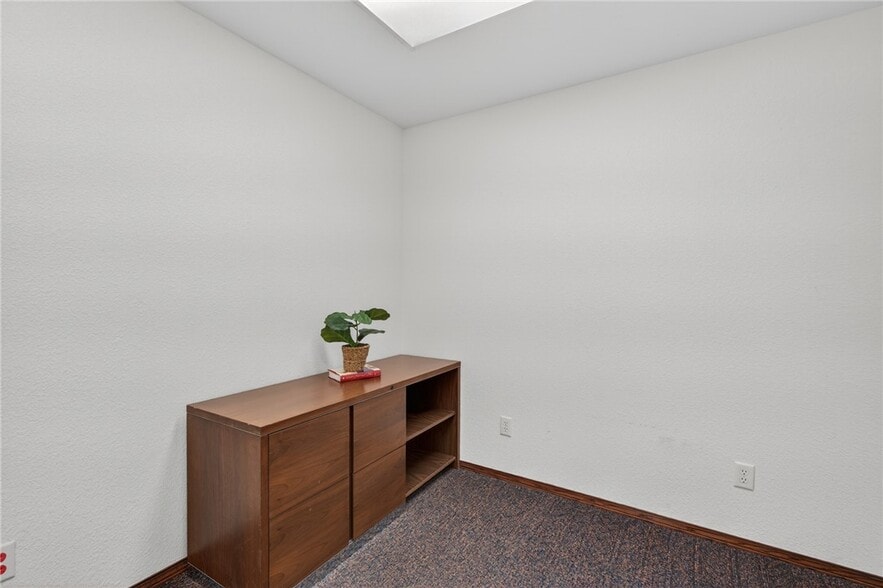 More Photos Of 706 W Broadway St, Spiro Medical For Sale