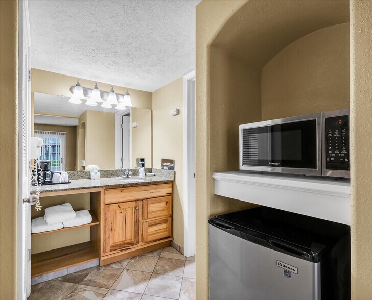 More Photos Of 1907 N Cunningham Ave, Urbana Hotel For Sale