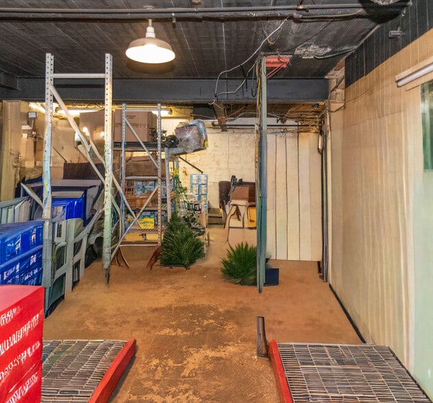 More Photos Of 2816 Old North Point Rd, Baltimore Bar For Sale