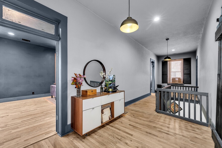 More Photos Of 110 S 2nd St, Ozark Flex For Sale