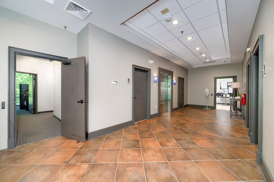 More Photos Of 2010 Avalon Pky, Mcdonough Office For Lease