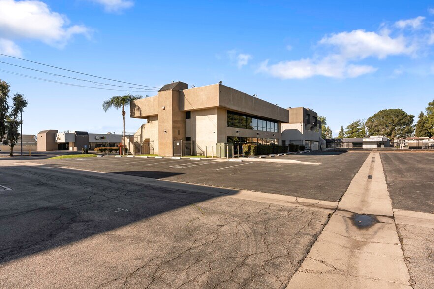 More Photos Of 4600 W American Ave, Bakersfield Office For Sale