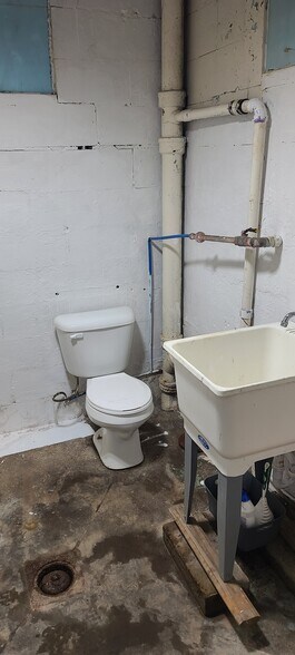 More Photos Of 515 N Lincoln Ave, Bridgeport Light Manufacturing For Lease