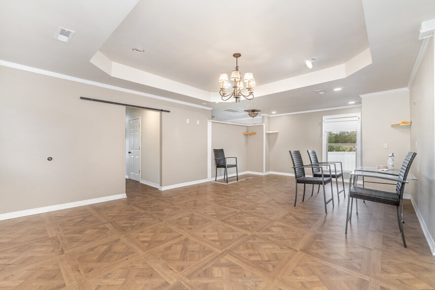 More Photos Of 9008 N Lakebrook Rd, Charlotte Light Distribution For Sale