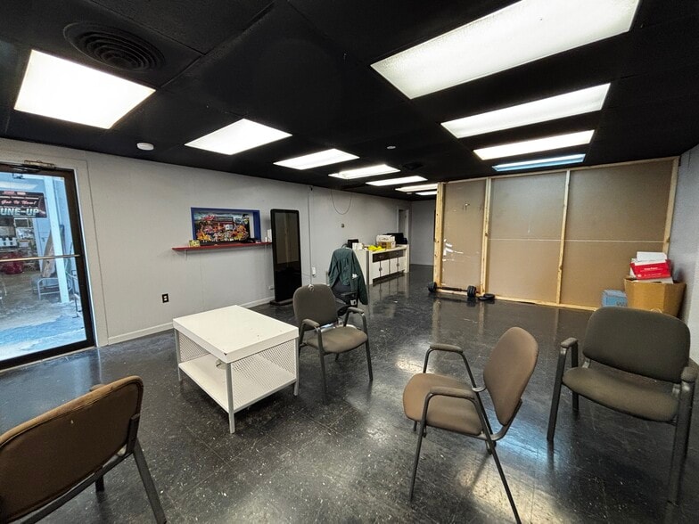 More Photos Of 700 S Stemmons Fwy, Sanger Flex For Lease